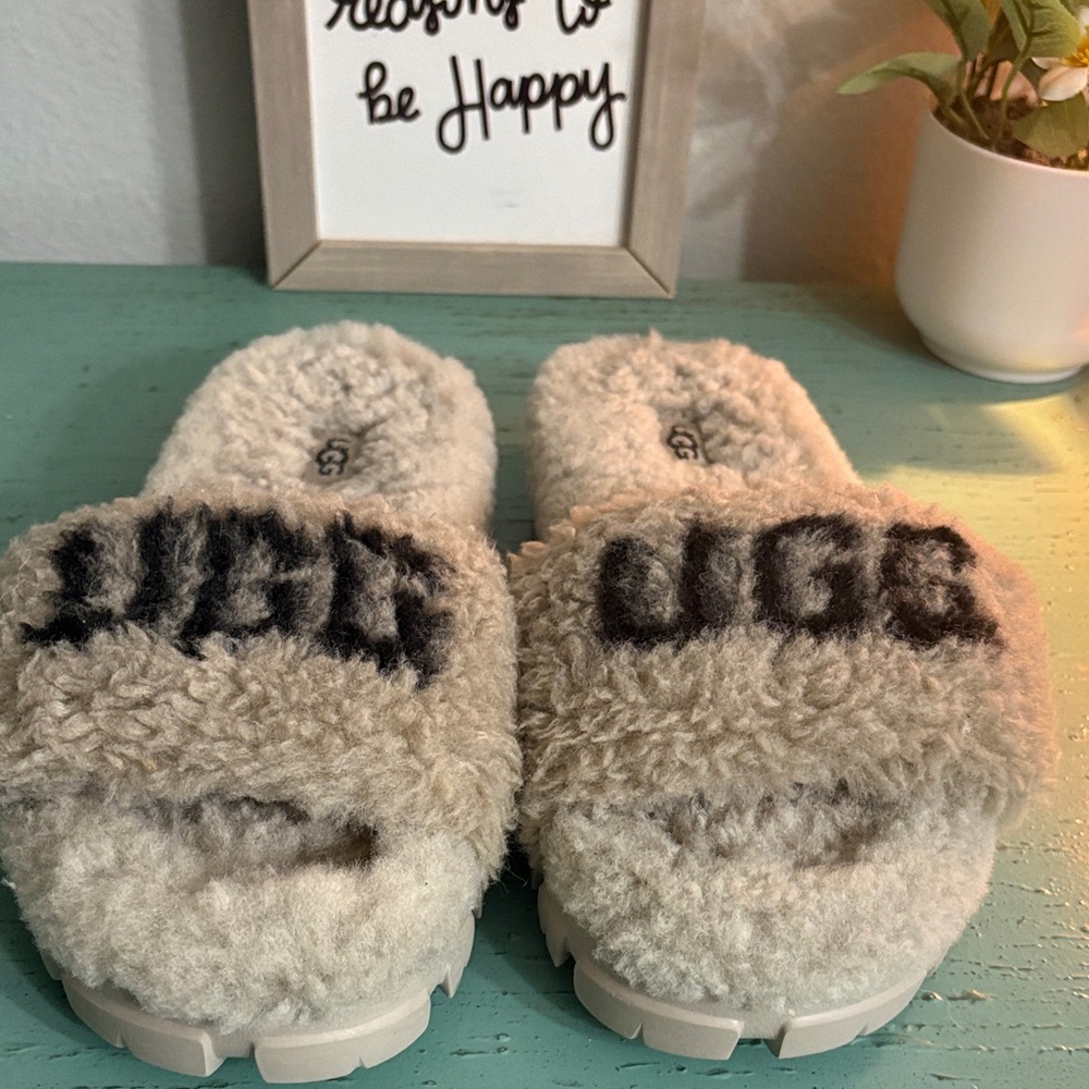 UGG Cream and Black Fluffy Slippers SZ 7 box 141